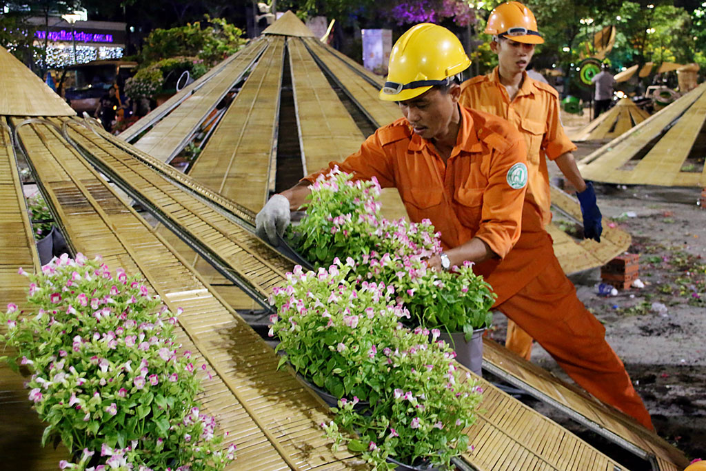 Người dân tập trung giành hoa tại đêm bế mạc đường hoa Nguyễn Huệ 2