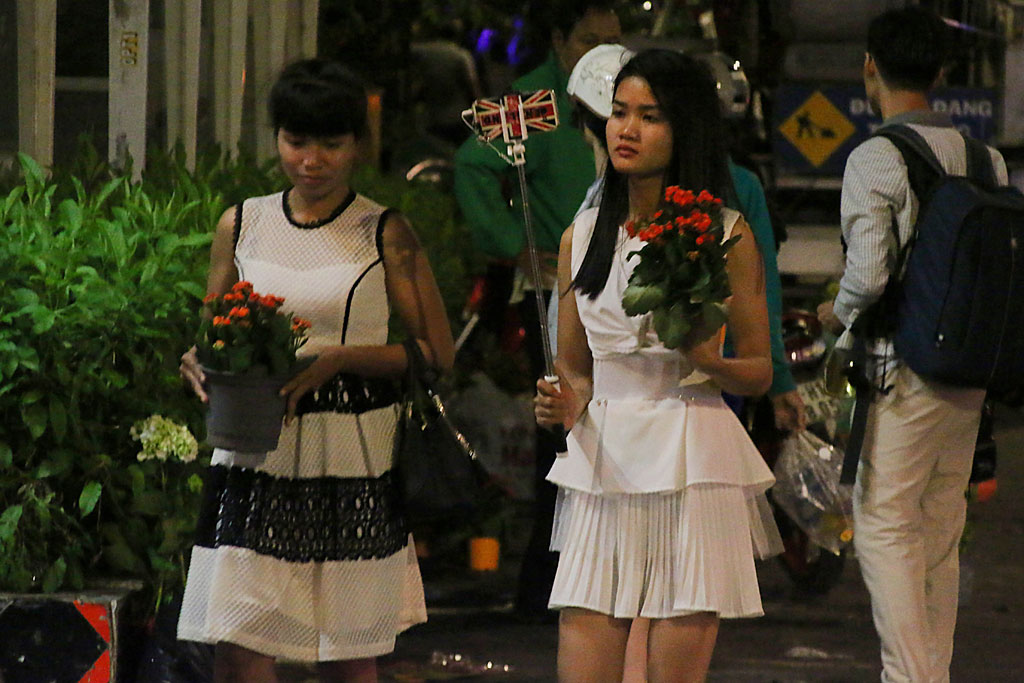 Người dân tập trung giành hoa tại đêm bế mạc đường hoa Nguyễn Huệ 19