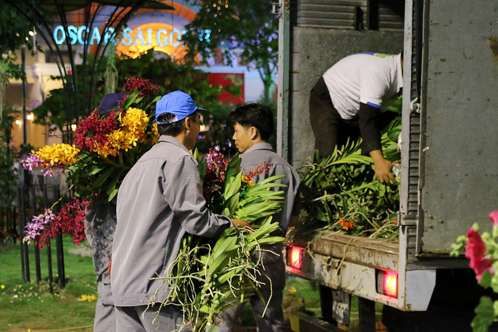Người dân tập trung giành hoa tại đêm bế mạc đường hoa Nguyễn Huệ 5