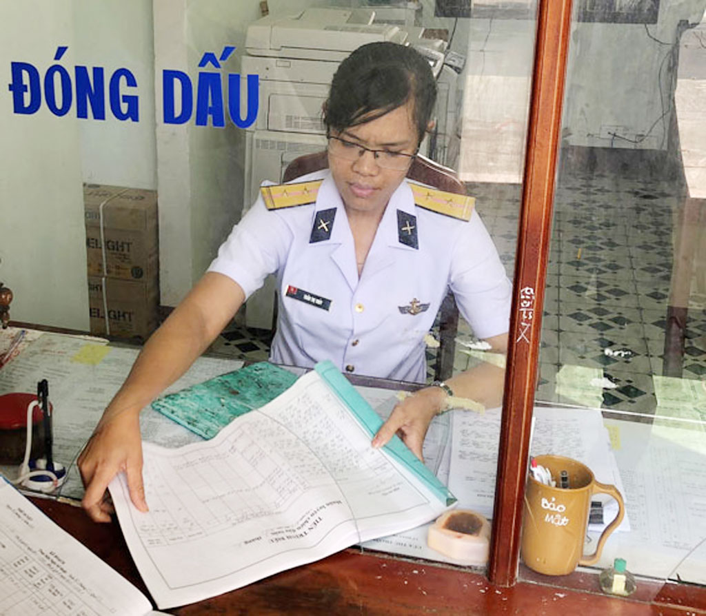Trần Thị Thủy đang làm công tác văn thư bảo mật tại Lữ đoàn 146