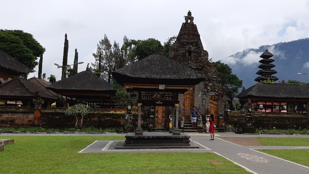 Những ngôi đền kỳ vĩ ở Bali1