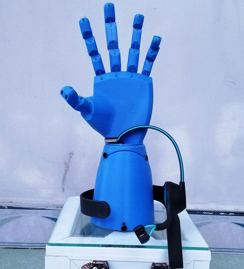 Điều khiển cánh tay robot bằng sóng não 1