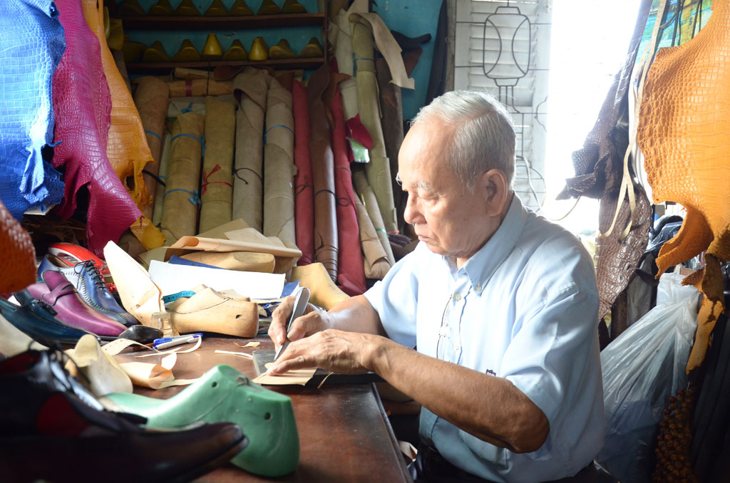 Người thợ đóng giày lâu đời nhất Sài Gòn kể chuyện đóng giày cho người nổi tiếng 1