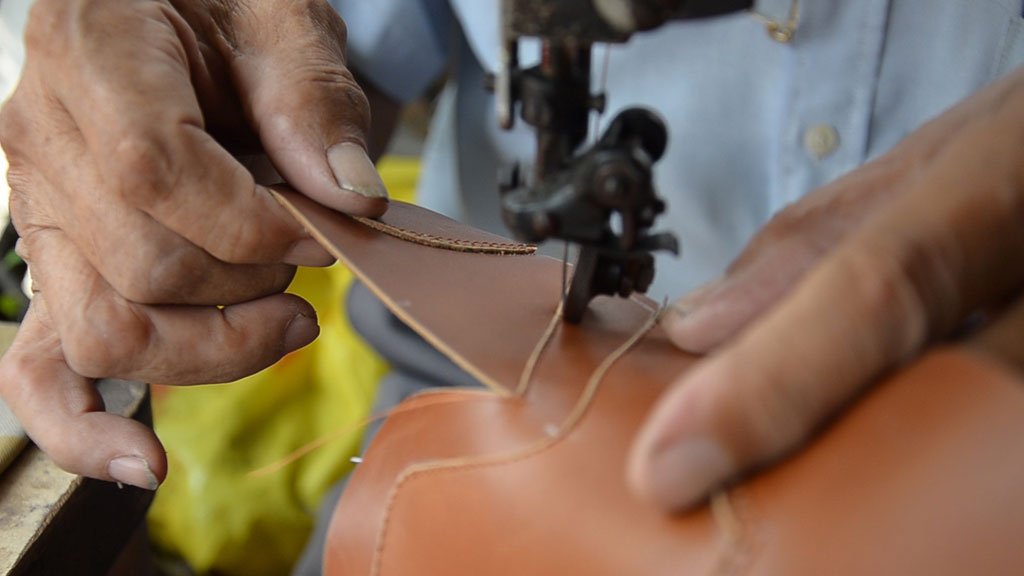 Người thợ đóng giày lâu đời nhất Sài Gòn kể chuyện đóng giày cho người nổi tiếng2