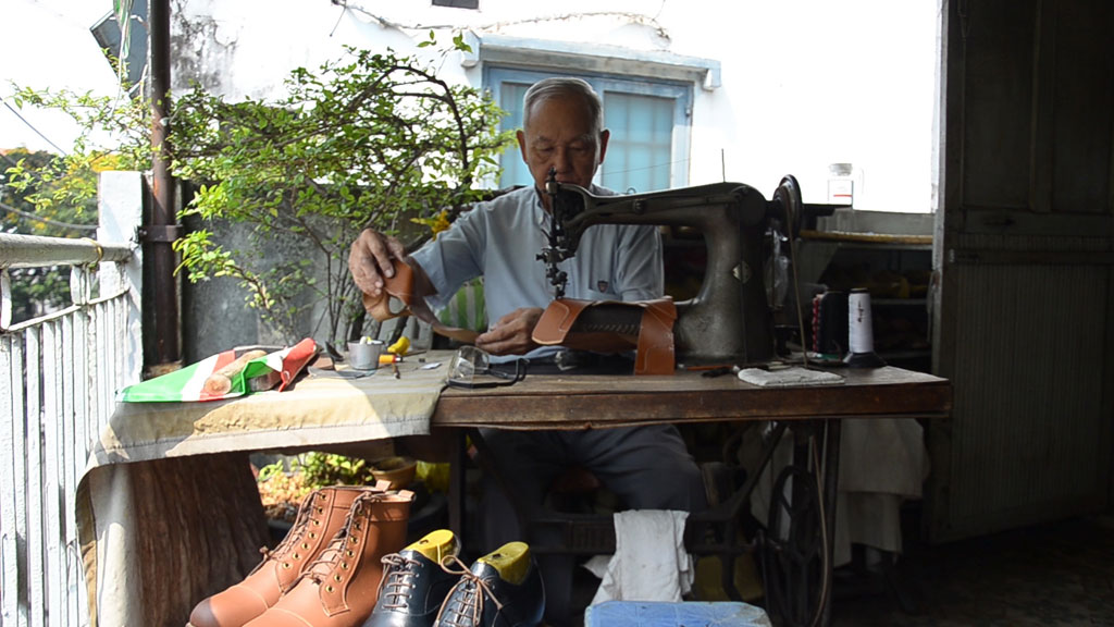 Người thợ đóng giày lâu đời nhất Sài Gòn kể chuyện đóng giày cho người nổi tiếng3