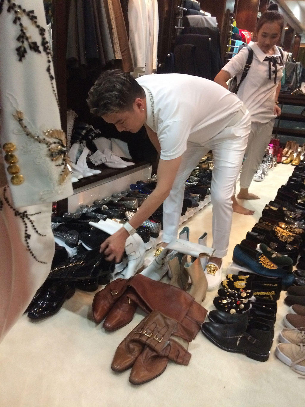 Người thợ đóng giày lâu đời nhất Sài Gòn kể chuyện đóng giày cho người nổi tiếng5