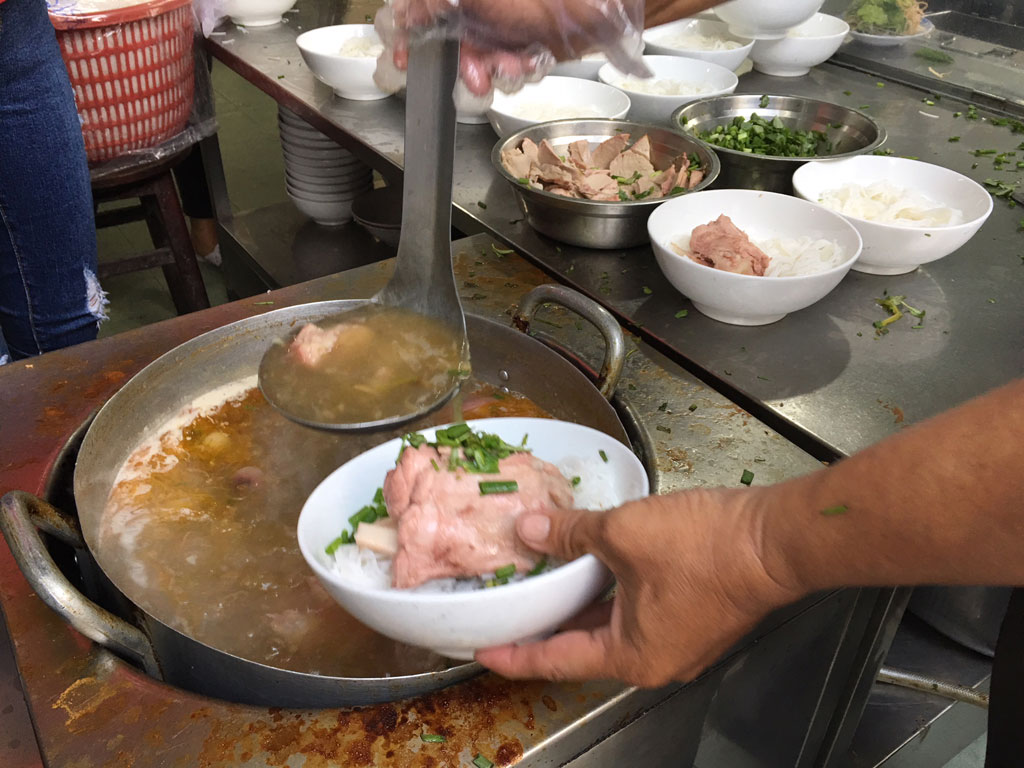 Bún giò nấu nước dừa “độc nhất vô nhị”, nức tiếng trên cung đường xuyên Á1