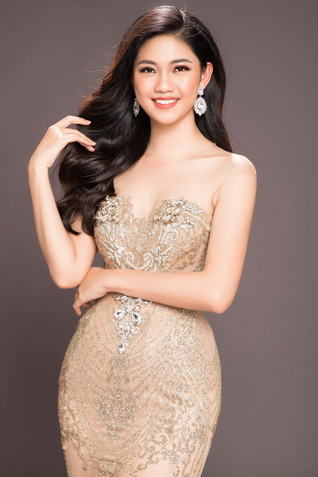 Top 3 Hoa hậu Việt Nam rạng rỡ với đầm dạ hội trước khi kết thúc nhiệm kì3