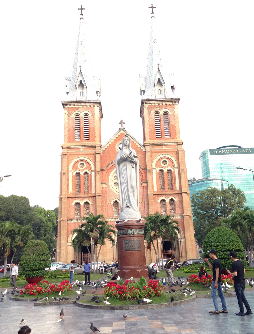Nhà thờ Đức Bà hiện diện sống động giữa trung tâm Sài Gòn suốt 138 năm qua 15