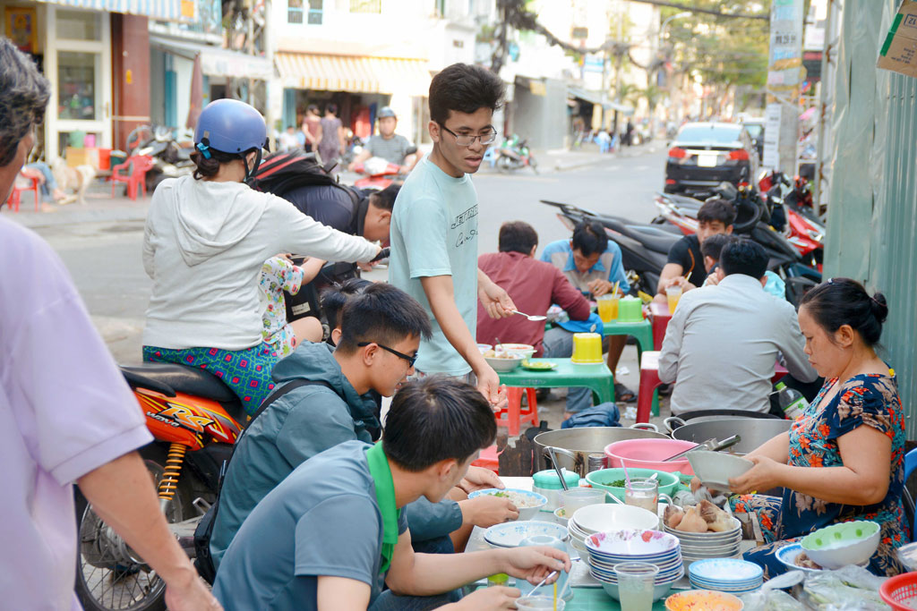 Hàng bánh canh gần 30 năm không bảng hiệu, không địa chỉ, viên bò to như… trái banh tennis8