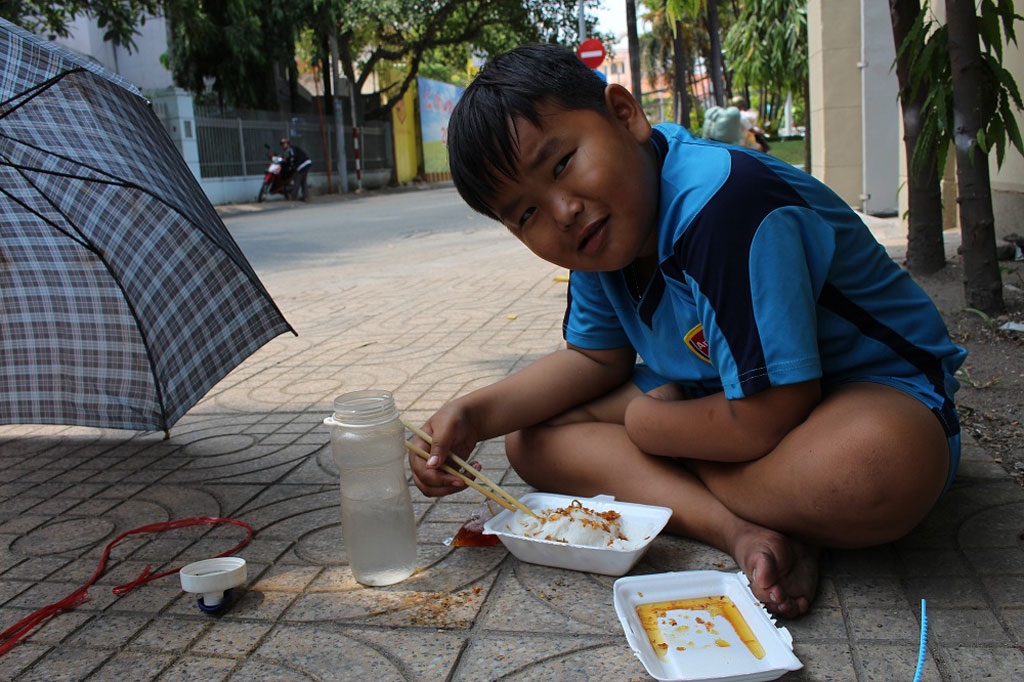 Bà cụ bán vé số và mong ước cho cháu ngoại được đến trường1