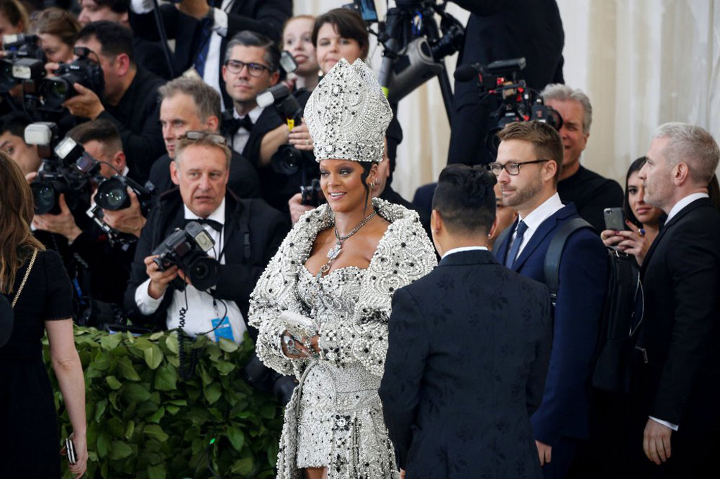 Miley Cyrus mặc như không tại thảm đỏ Met Gala 2018 14