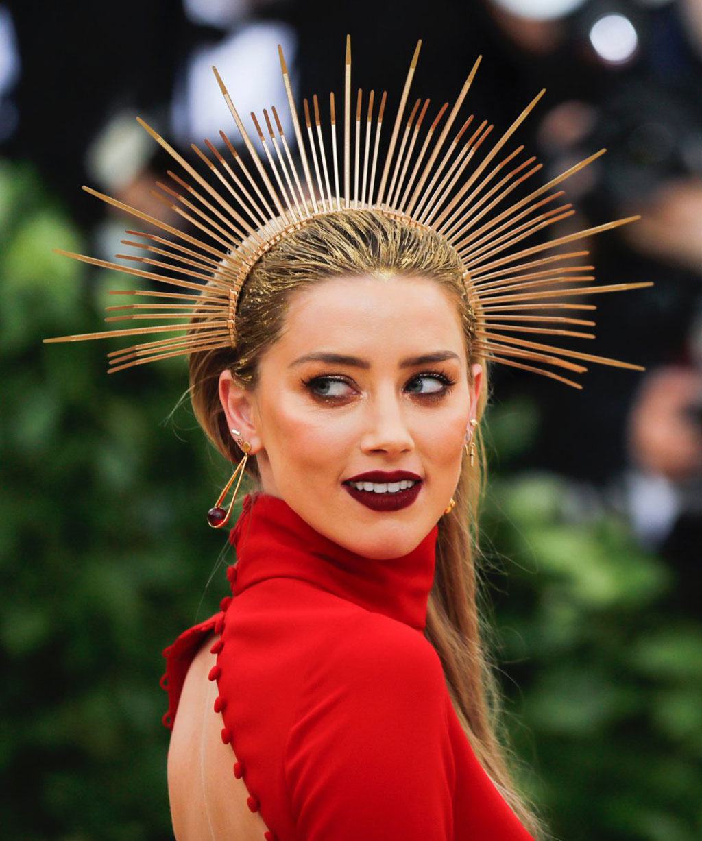 Miley Cyrus mặc như không tại thảm đỏ Met Gala 2018 20