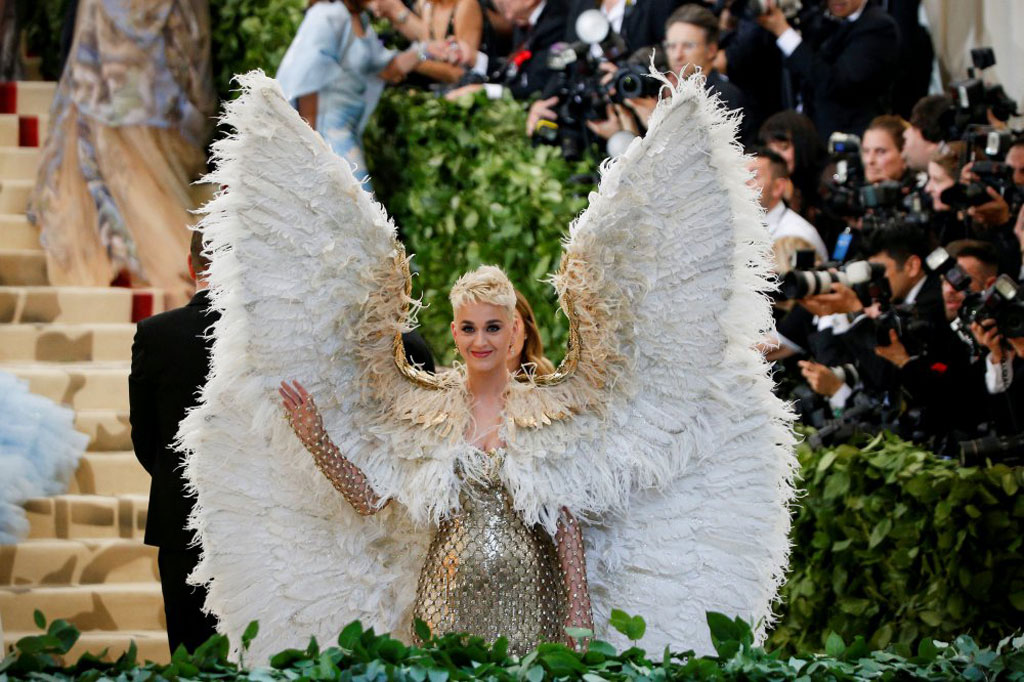 Miley Cyrus mặc như không tại thảm đỏ Met Gala 2018 6