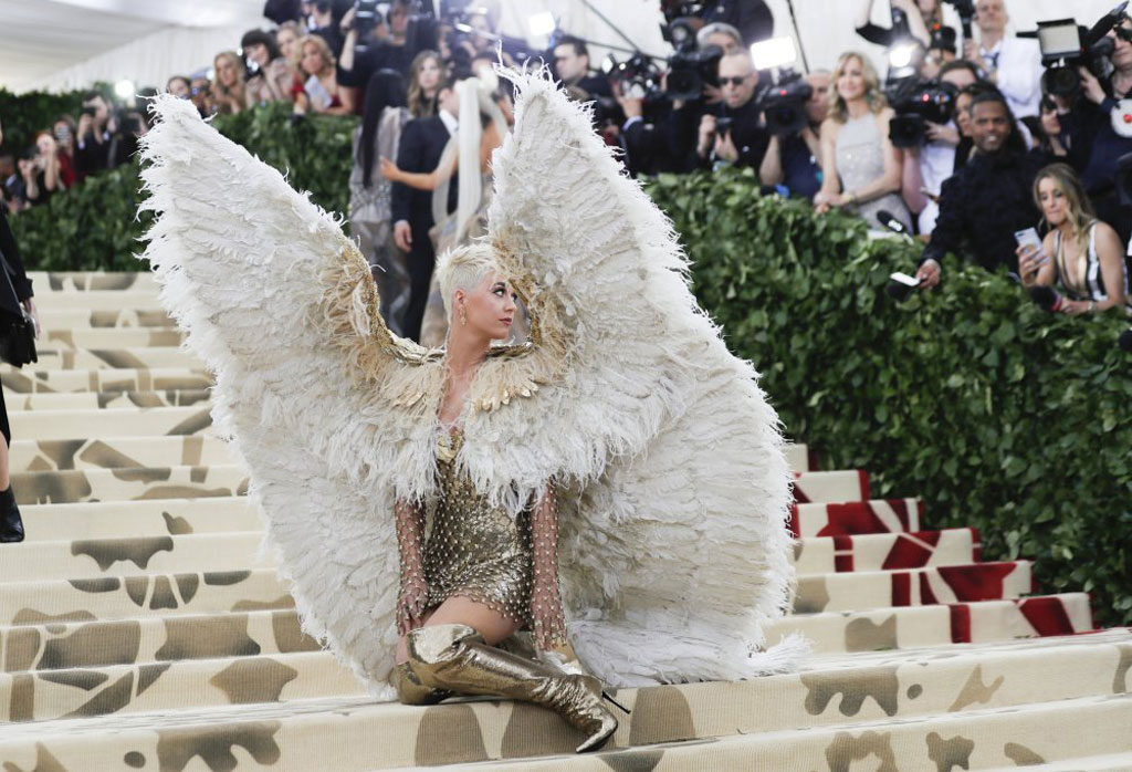 Miley Cyrus mặc như không tại thảm đỏ Met Gala 2018 7