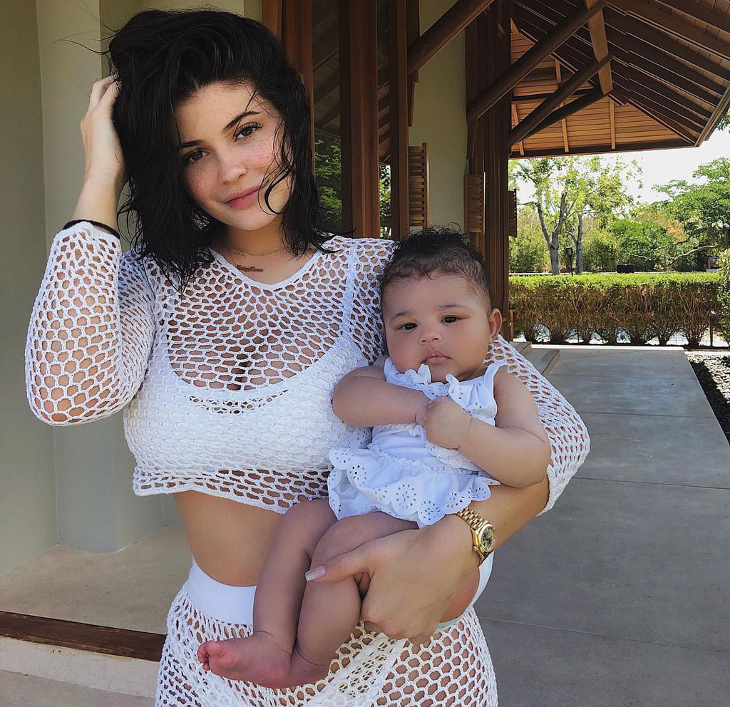 Cư dân mạng nghi ngờ vệ sĩ gốc á mới là cha ruột con gái của Kylie Jenner1