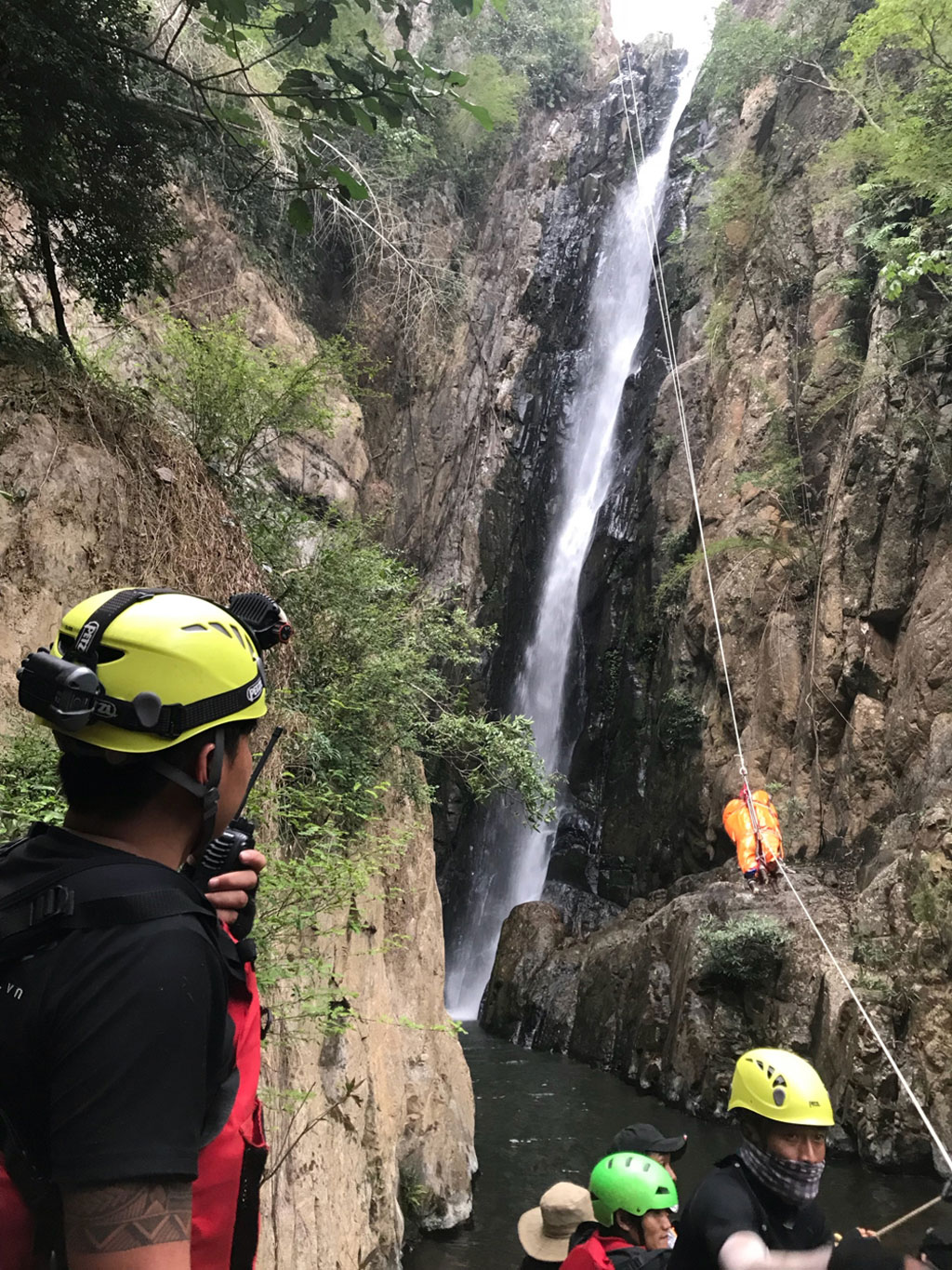 Tình nguyện cứu hộ ở thác sâu Lao Phào1
