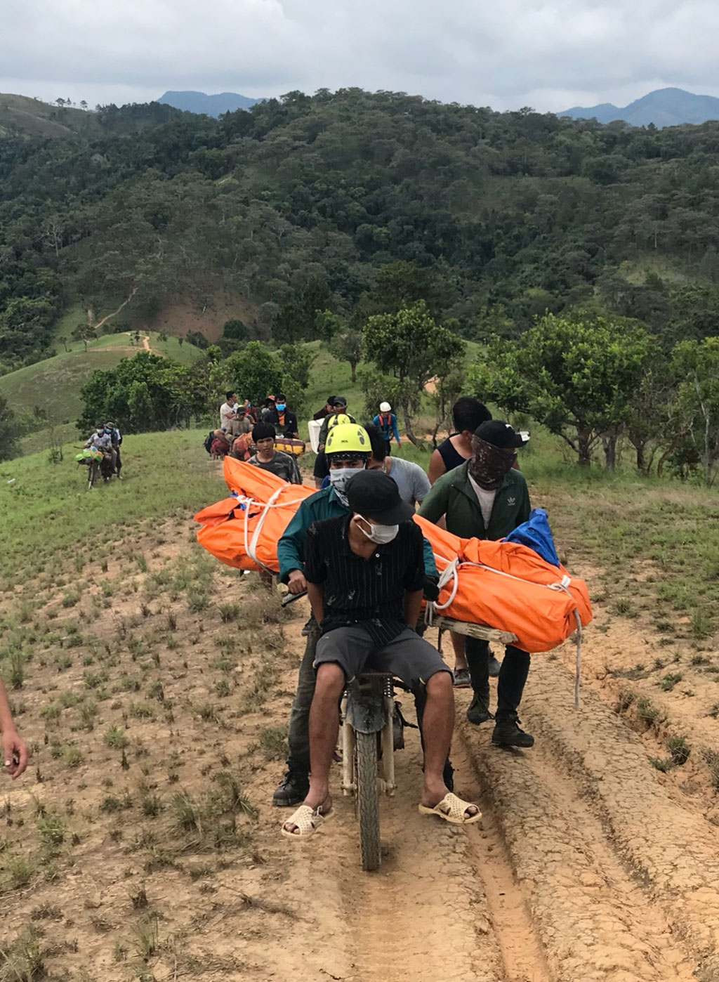 Tình nguyện cứu hộ ở thác sâu Lao Phào2