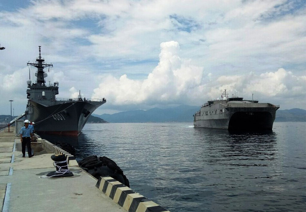 Tàu đổ bộ siêu tốc Mỹ cập cảng quốc tế Cam Ranh2