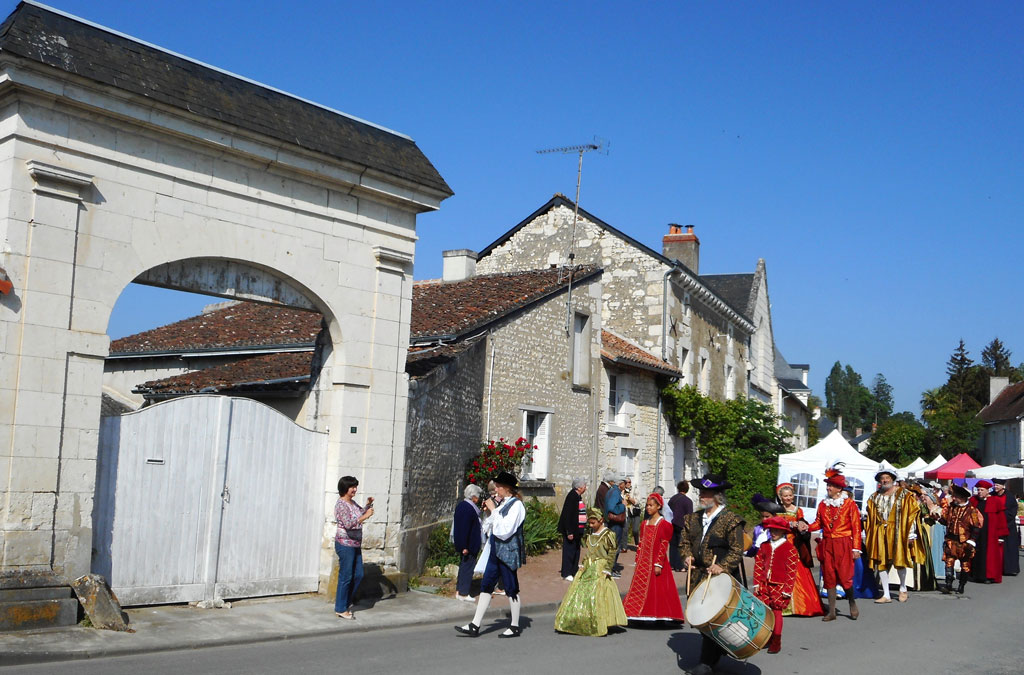 Champigny -sur-Veude Hoa diên vĩ tinh khôi1