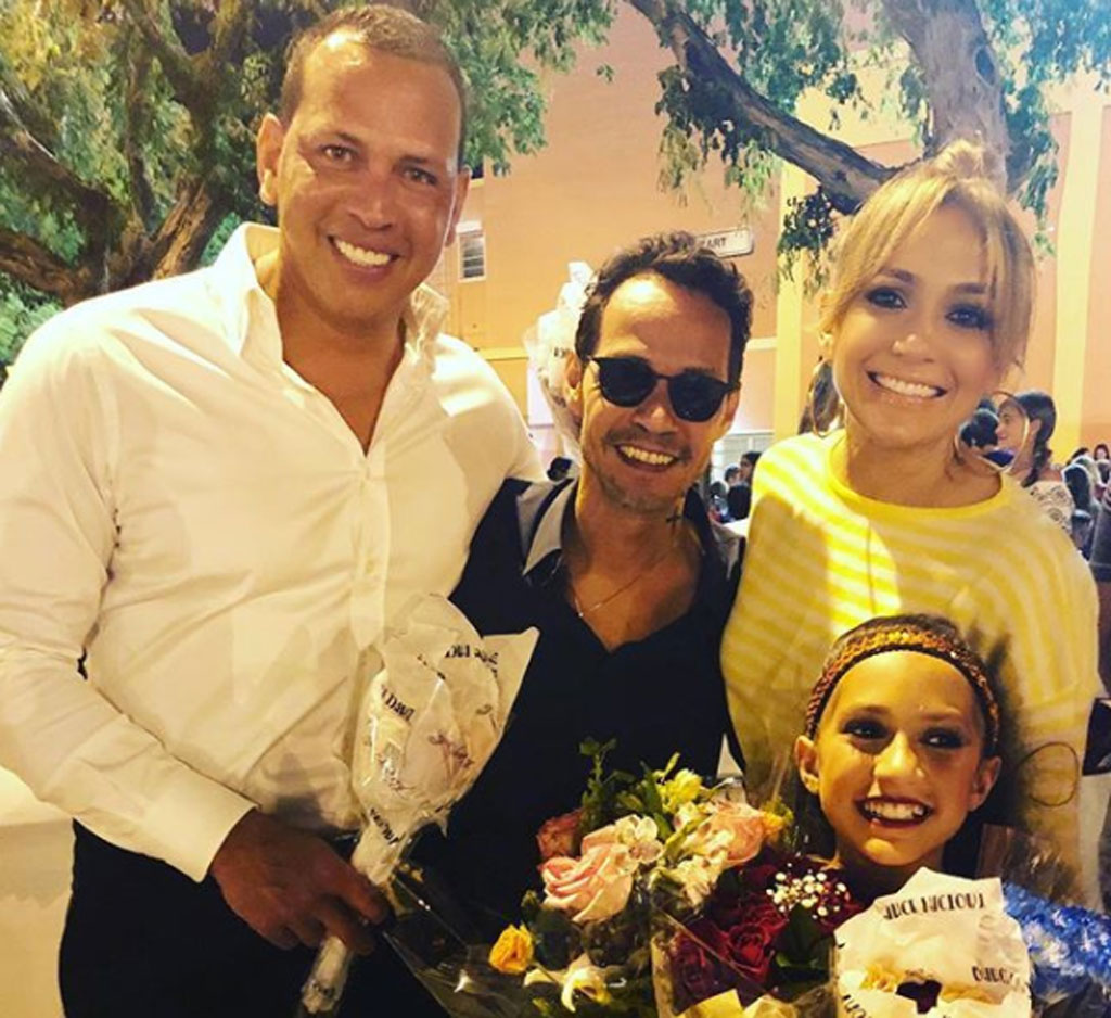 Jennifer Lopez khoe ảnh chụp cùng chồng cũ Marc Anthony và bạn trai1