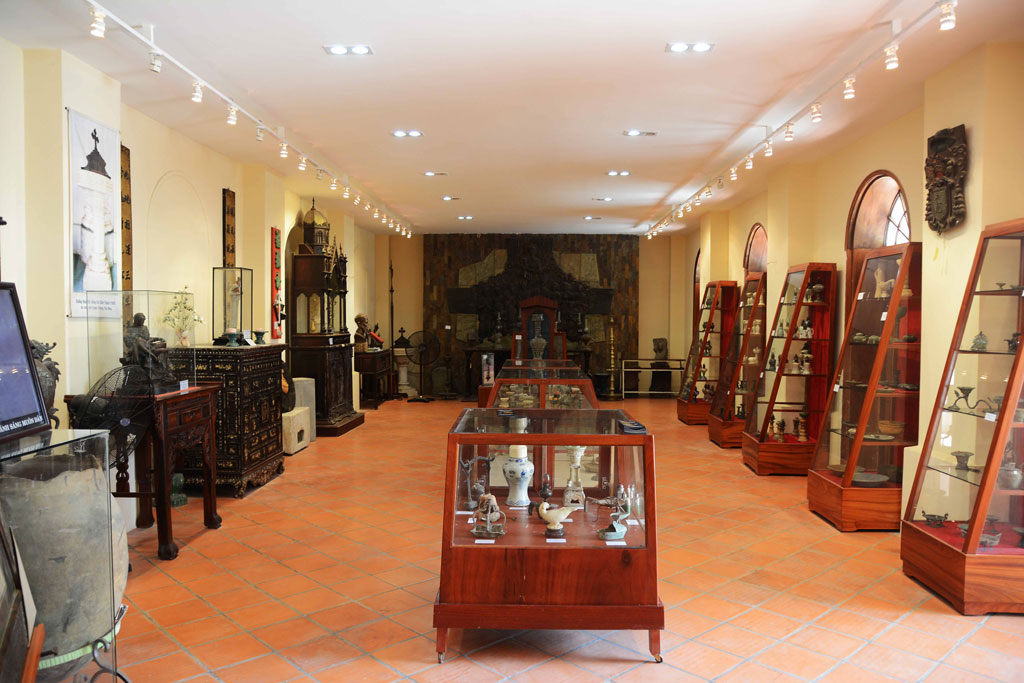 Hơn 600 chiếc đèn cổ nghìn năm được trưng bày tại TP.HCM1