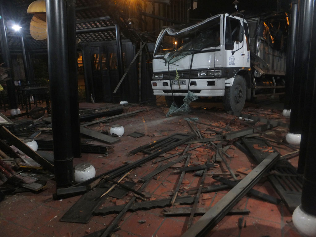 Xe tải tông sập nhà hàng Trung Lương, bảo vệ may mắn thoát chết1