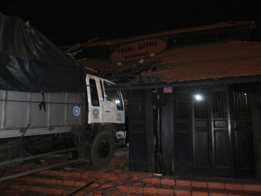 Xe tải tông sập nhà hàng Trung Lương, bảo vệ may mắn thoát chết2