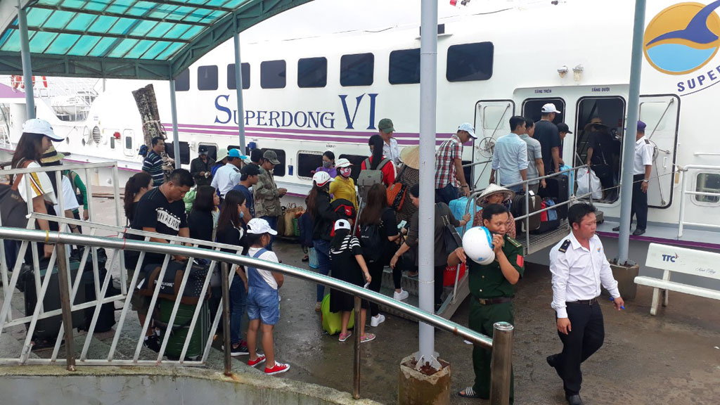 Tàu được chạy lại, hàng ngàn hành khách ùn ùn xuống tàu rời đảo Phú Quốc2