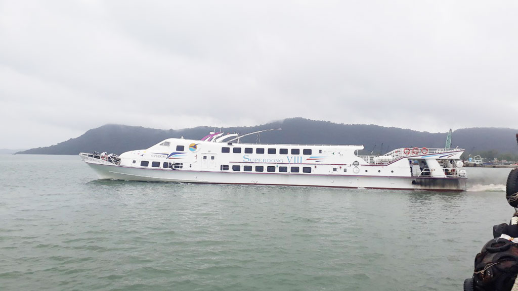 Tàu được chạy lại, hàng ngàn hành khách ùn ùn xuống tàu rời đảo Phú Quốc1