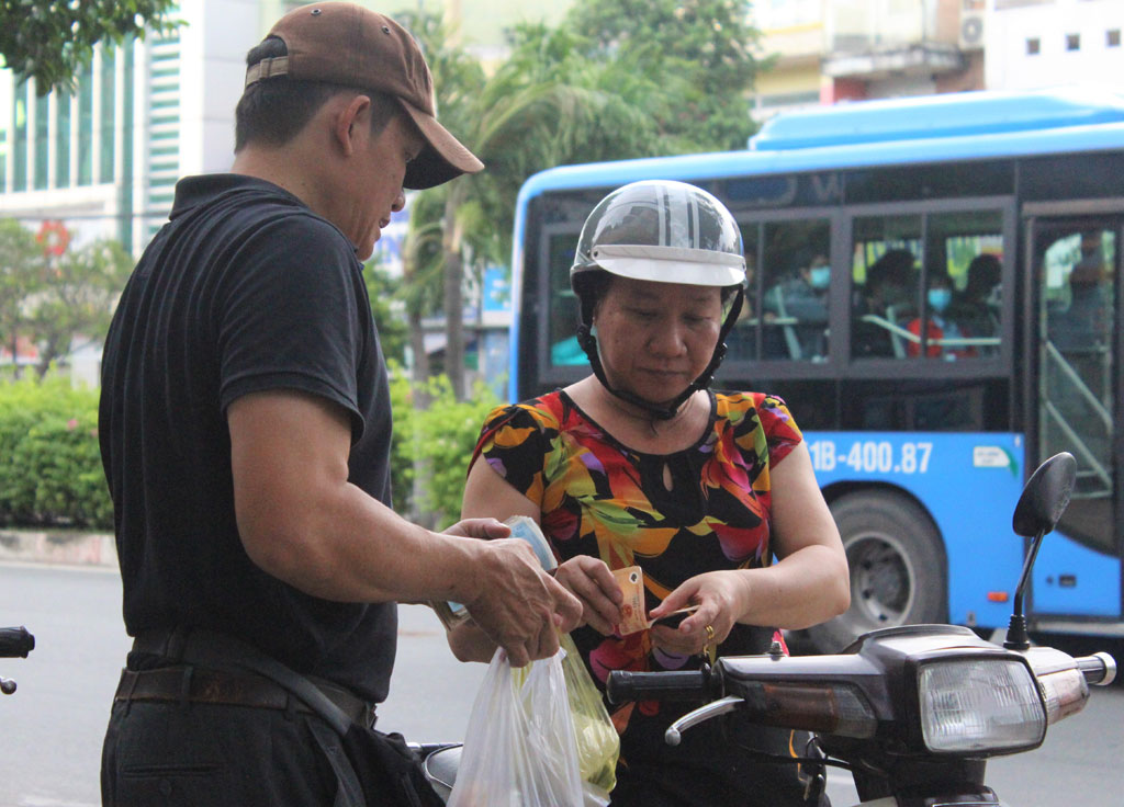 Quán bánh canh 5m vuông 10 người làm không xuể, bán hàng trăm tô trong vài tiếng ở ngoại ô Sài gòn12