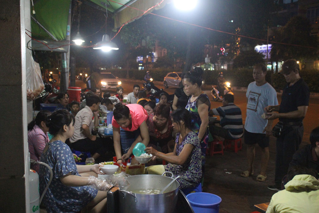 Quán bánh canh 5m vuông 10 người làm không xuể, bán hàng trăm tô trong vài tiếng ở ngoại ô Sài gòn13