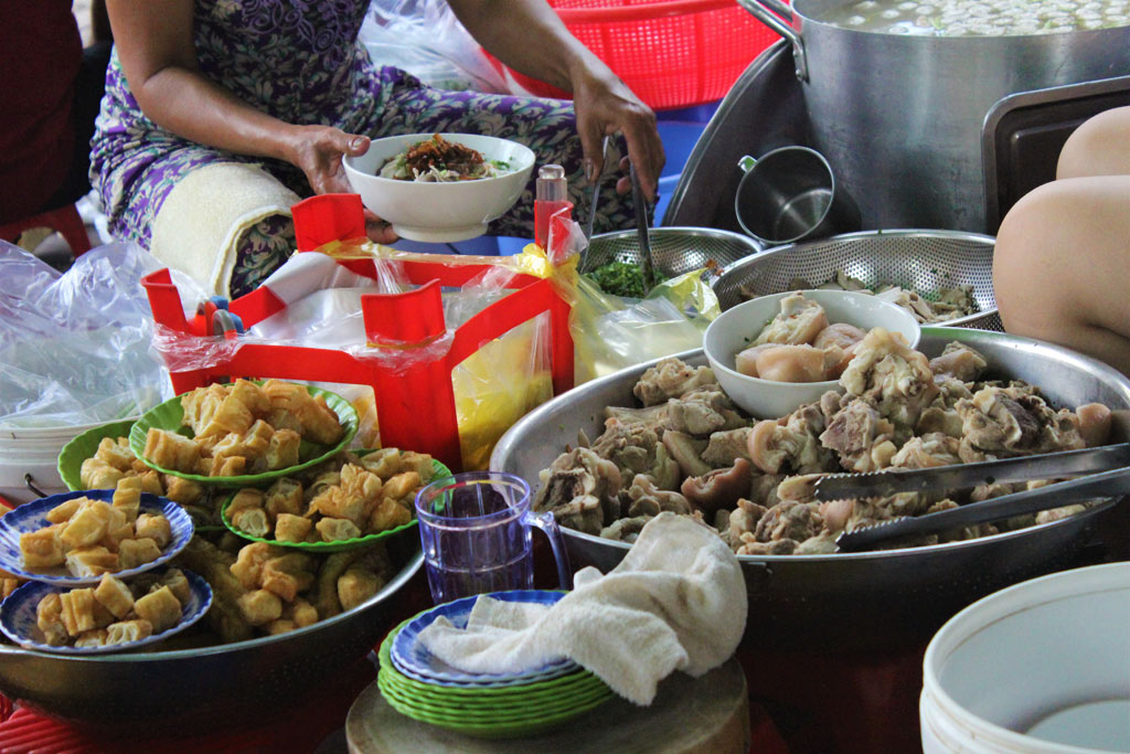 Quán bánh canh 5m vuông 10 người làm không xuể, bán hàng trăm tô trong vài tiếng ở ngoại ô Sài gòn3