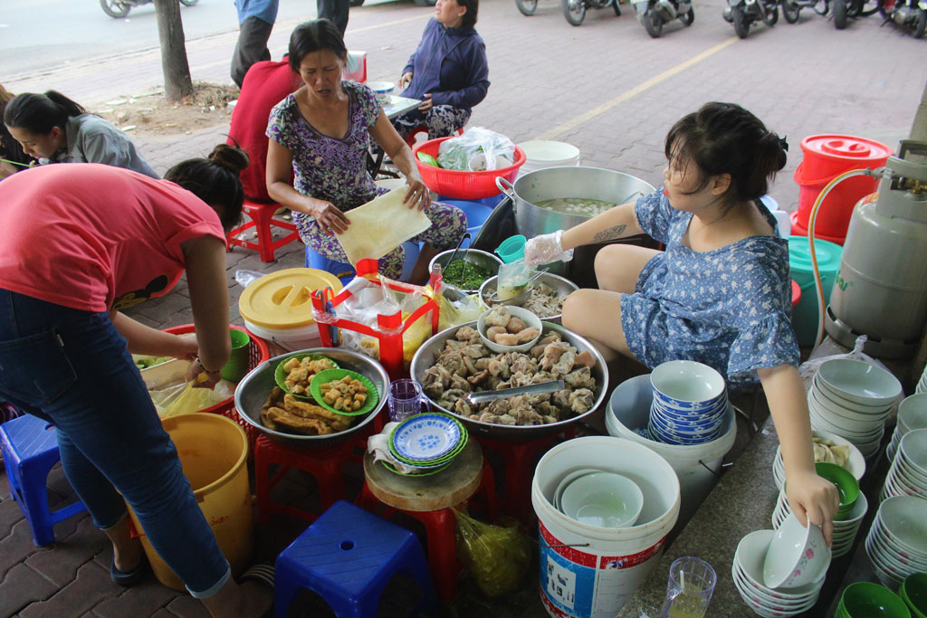 Quán bánh canh 5m vuông 10 người làm không xuể, bán hàng trăm tô trong vài tiếng ở ngoại ô Sài gòn4