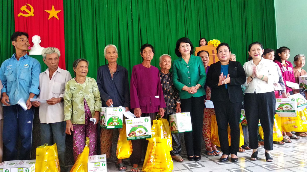 Phó chủ tịch nước Đặng Thị Ngọc Thịnh trao 150 phần quà ở tỉnh Vĩnh Long1