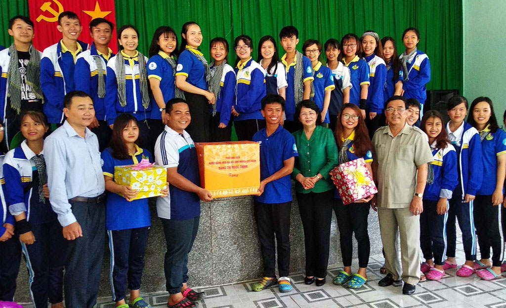 Phó chủ tịch nước Đặng Thị Ngọc Thịnh trao 150 phần quà ở tỉnh Vĩnh Long2