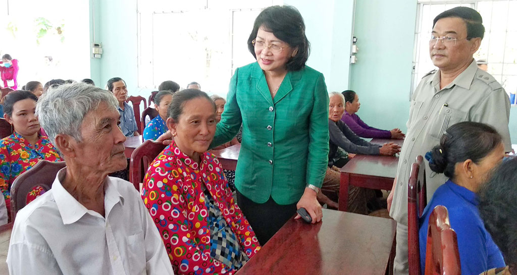 Phó chủ tịch nước Đặng Thị Ngọc Thịnh trao 150 phần quà ở tỉnh Vĩnh Long3