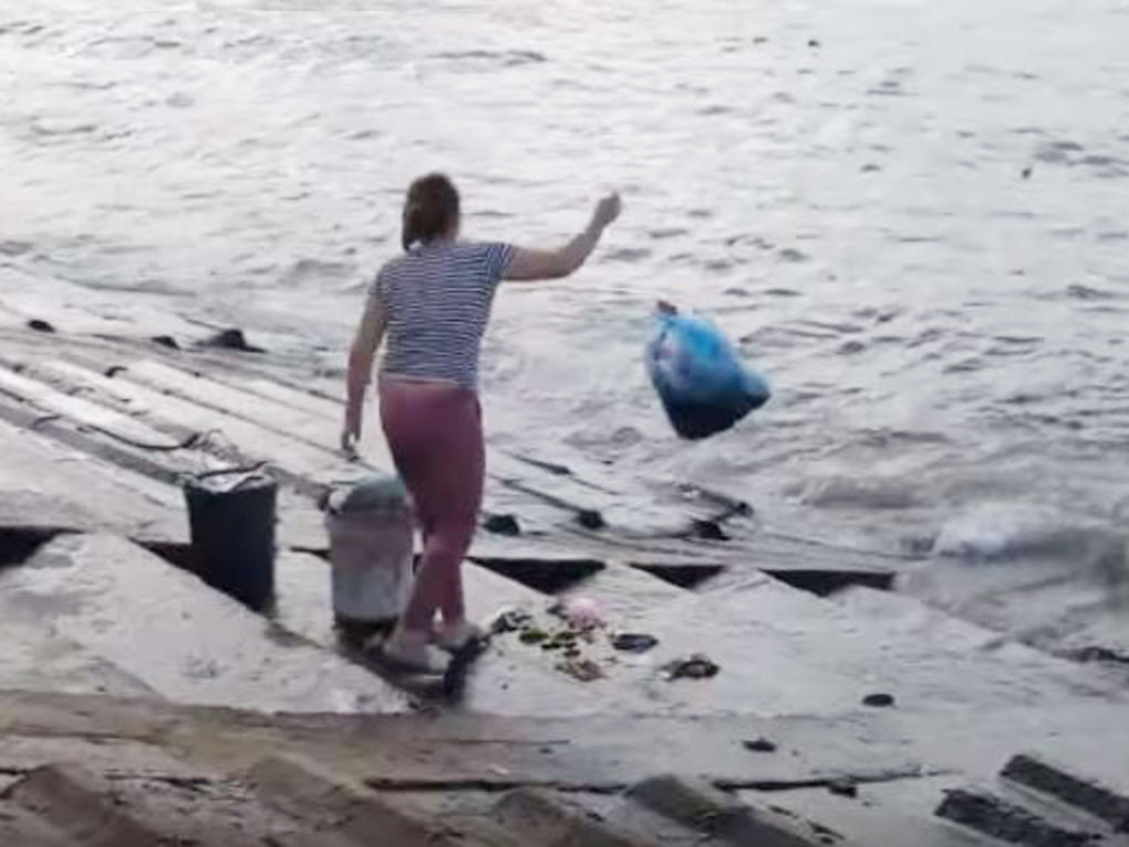 Nóng trên mạng xã hội: Bức xúc việc cửa biển biến thành bãi đổ rác1