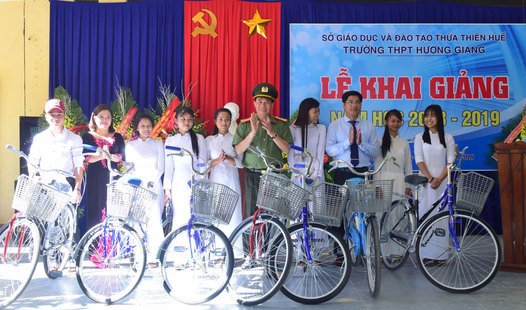 Trao học bổng, xe đạp cho học sinh nhân ngày khai trường1