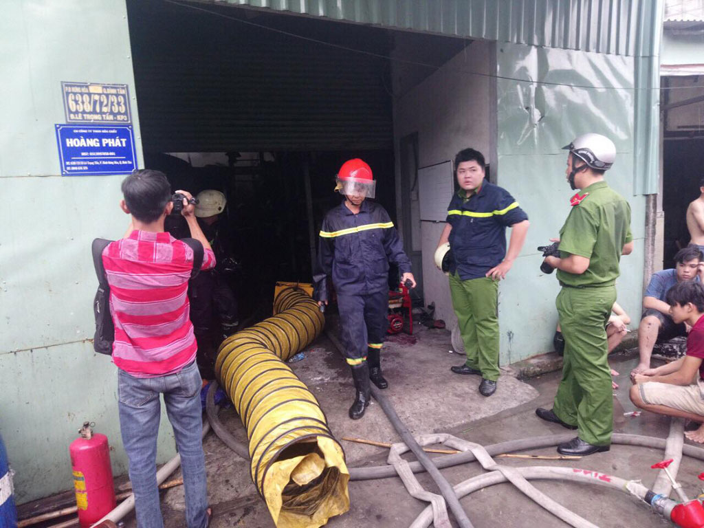 Bà hỏa nuốt trọn một cơ sở hóa chất tại quận Bình Tân1