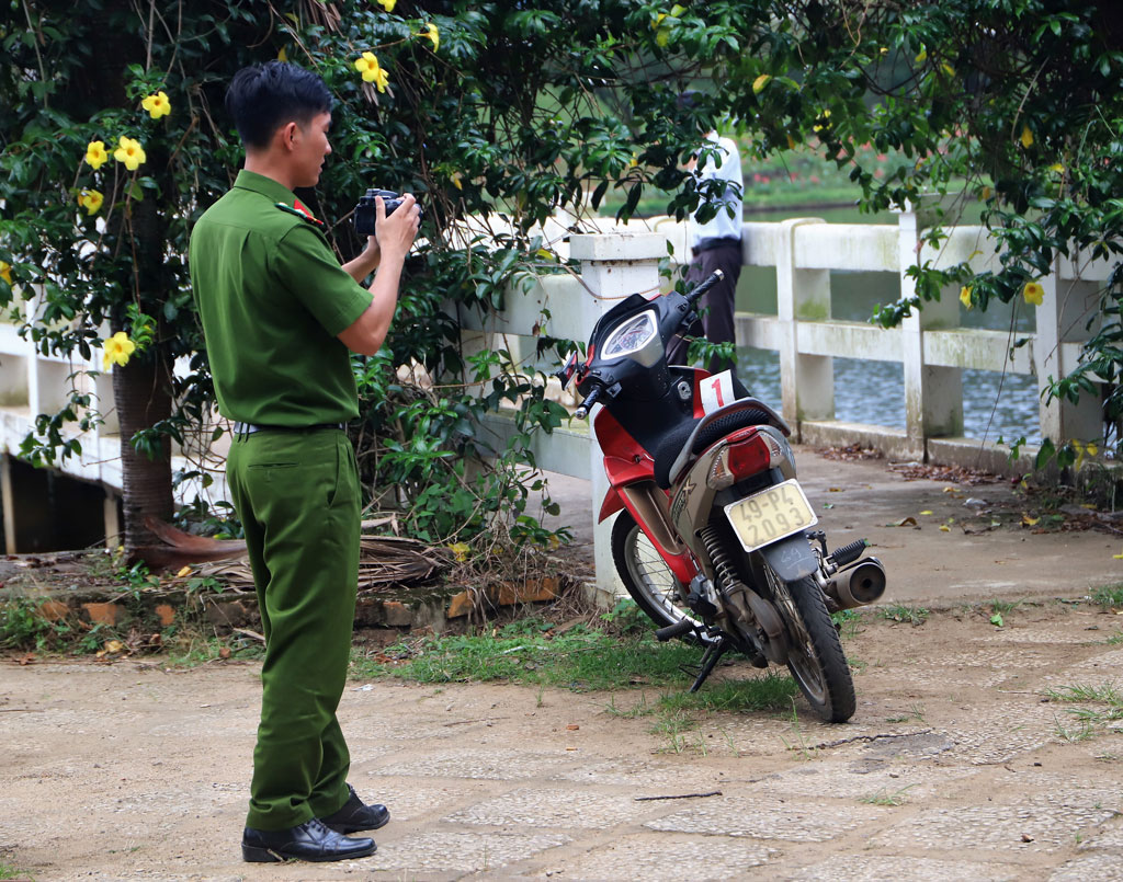 Nam thanh niên nhảy xuống hồ tử vong với 2 vết thương trên người2