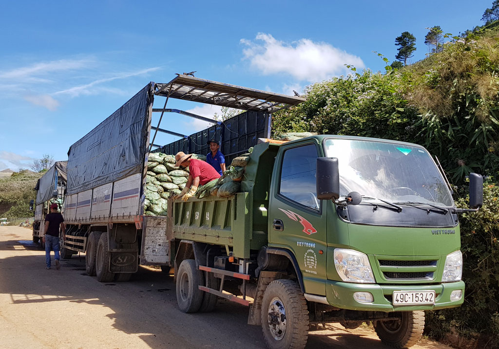 Rác nguy hại bên 'hồ nước uống'2