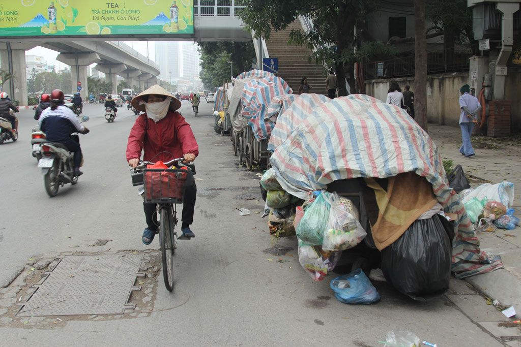 Dân chặn xe vào bãi, Hà Nội rác ngập đường1