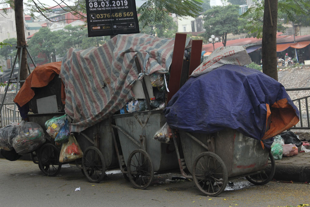 Dân chặn xe vào bãi, Hà Nội rác ngập đường2