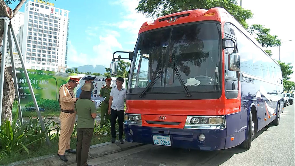 Đưa xe BS Lào vào VN hoạt động lách luật, phá giá1