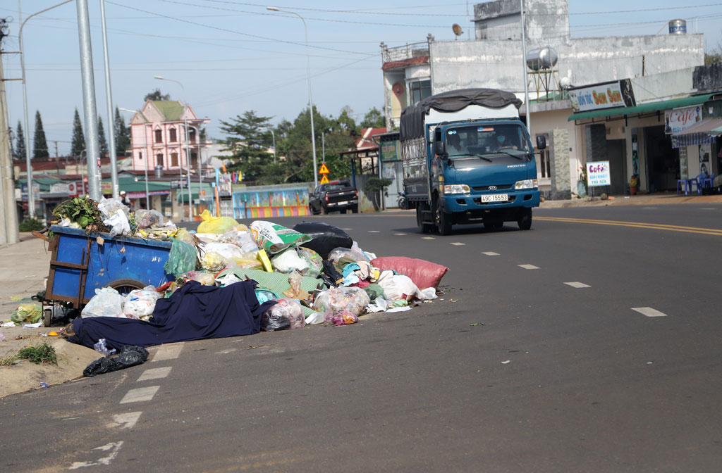 Người dân chặn xe vào bãi rác, rác lại tiếp tục ứ đọng khắp TP.Bảo Lộc2