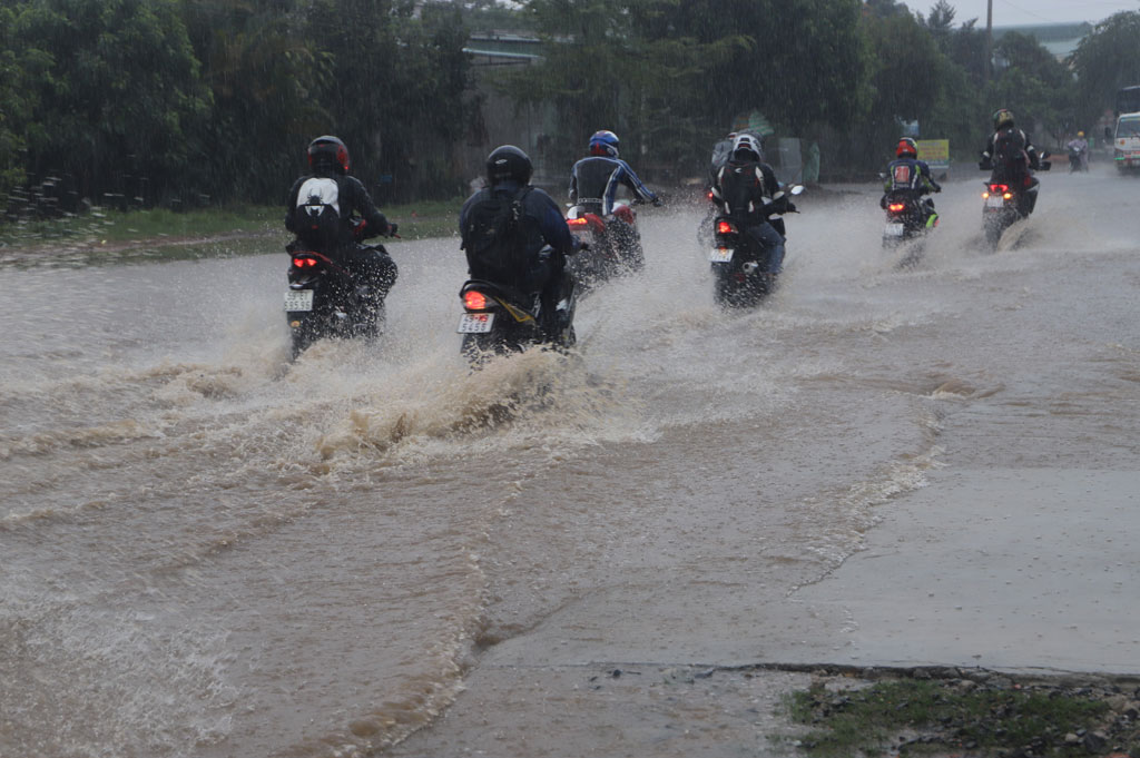 Quốc lộ 20 biến thành “sông” sau trận mưa lớn1