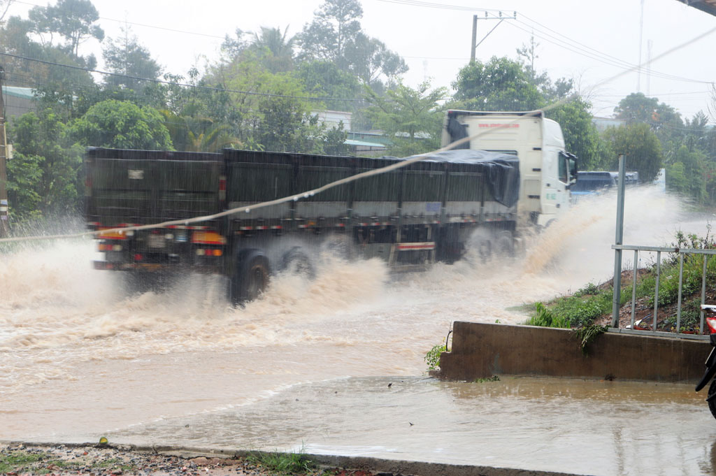 Quốc lộ 20 biến thành “sông” sau trận mưa lớn4