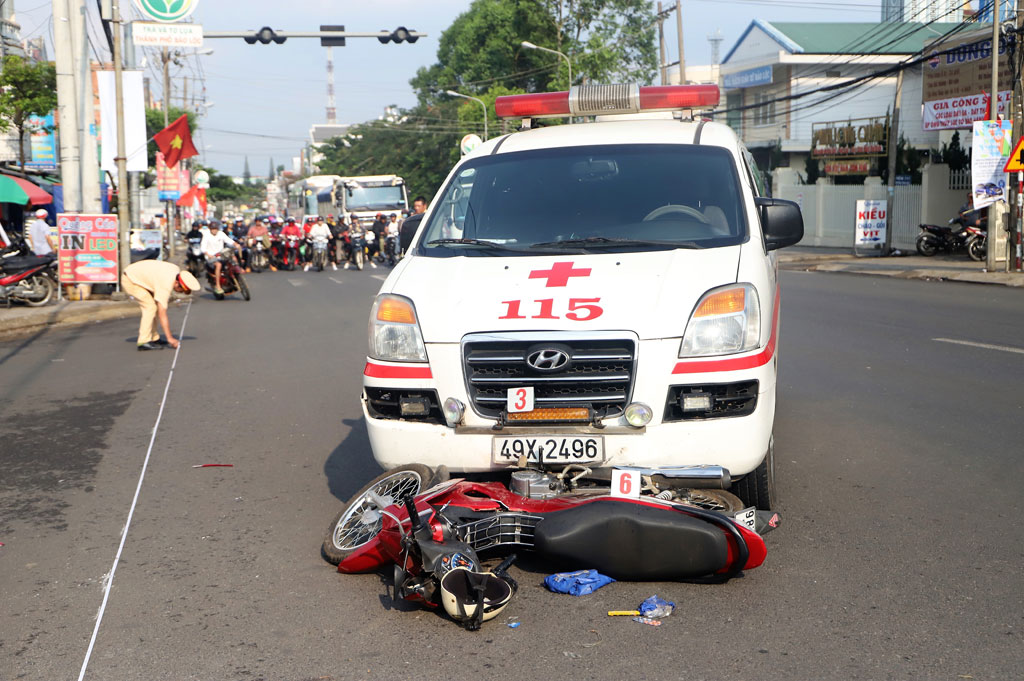 Vụ xe cứu thương vượt đèn đỏ tông xe máy ở Bảo Lộc: Người chồng đã tử vong1