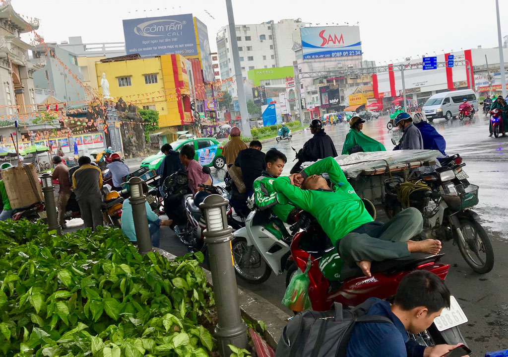 Văn hóa tham gia giao thông mùa mưa: Trú mưa nguy hiểm, chạy xe ngang ngược1